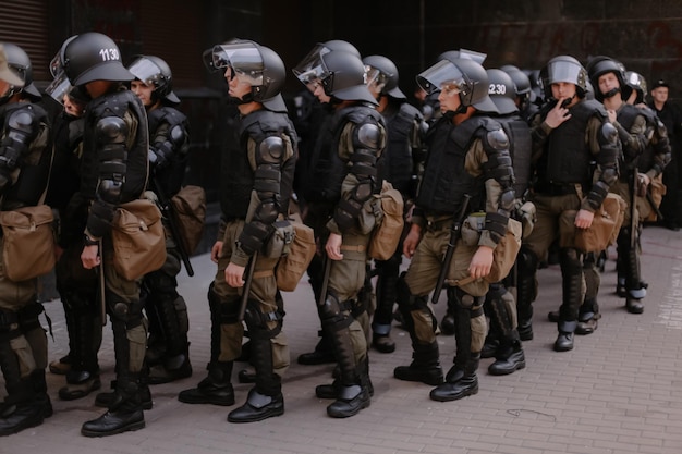 Kiev, Oekraïne, 18 september 2018 Demonstranten bestormen een openbare instelling. Politie in volle munitie.