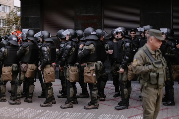 Kiev, Oekraïne, 18 september 2018 Demonstranten bestormen een openbare instelling. Politie in volle munitie.