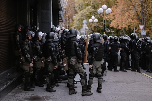 Kiev, Oekraïne, 18 september 2018 Demonstranten bestormen een openbare instelling. Politie in volle munitie.