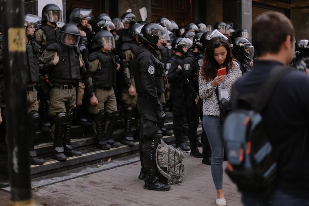 Kiev, Oekraïne, 18 september 2018 Demonstranten bestormen een openbare instelling. Politie in volle munitie.