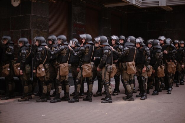 Kiev, Oekraïne, 18 september 2018 Demonstranten bestormen een openbare instelling. Politie in volle munitie.