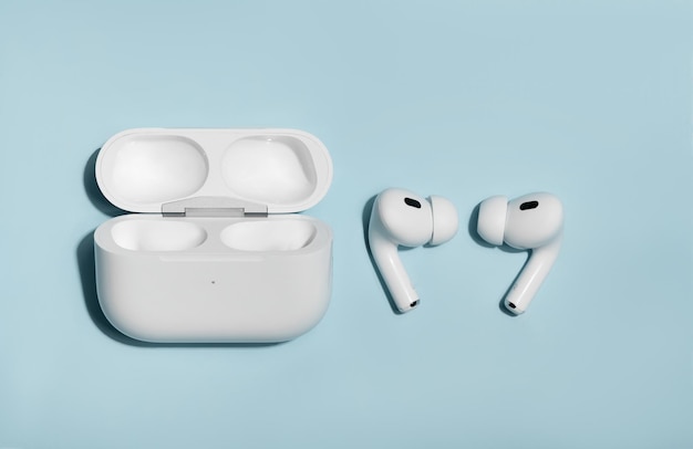 Kiev Oekraïne 20230503xANieuwe appel AirPods Pro 2e generatie op blauwe achtergrondkleur