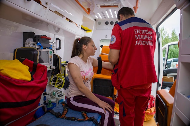 Kiev, Oekraïne 2062022 Een ambulanceparamedicus behandelt het meisje