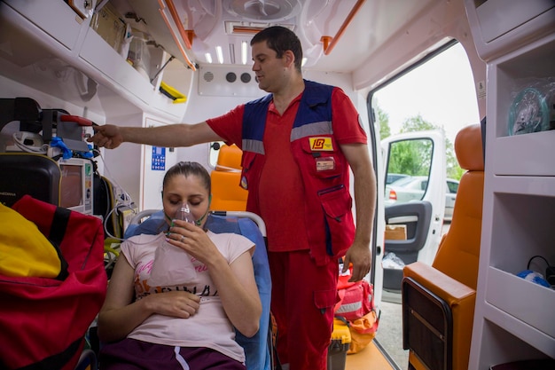 Kiev, Oekraïne 2062022 Een ambulanceparamedicus behandelt het meisje