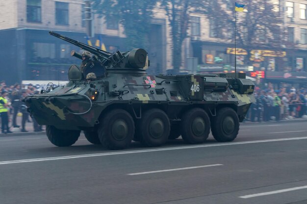 Kiev, oekraïne - 22 augustus 2018: militaire uitrusting en wapens tijdens de avondrepetitie van de parade ter ere van independence day