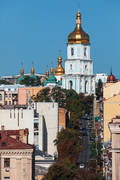 Kiev, Oekraïne - 24 aug 2018: Bovenaanzicht op de Sint-Sofiakathedraal op een mooie zonnige dag