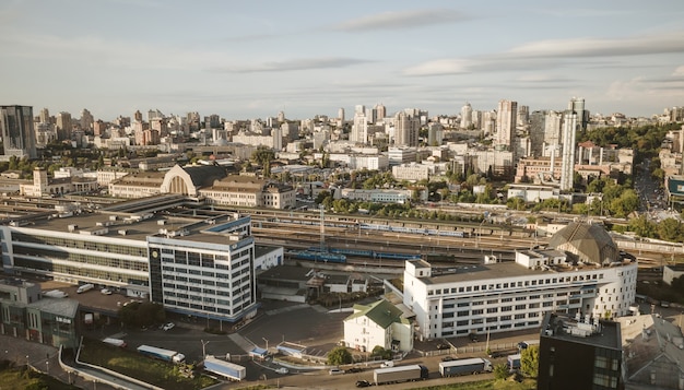 Kiev, oekraïne - 25 augustus 2021: luchtfoto van de skyline van de stad kiev, het stadsbeeld van kiev, hoofdstad van oekraïne. centraal station. bovenaanzicht panoramische foto.