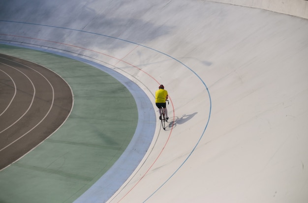 Kiev, Oekraïne 27.08.2020 - Een man rijdt op een fiets op een baanstadion