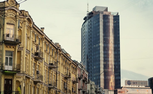 KIEV Oekraïne augustus 192016 Moderne huizen en oude gebouwen in het centrum