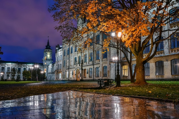 Kiev, Oekraïne In de herfst op de binnenplaats van het hoofdgebouw van het Kiev Polytechnic Institute