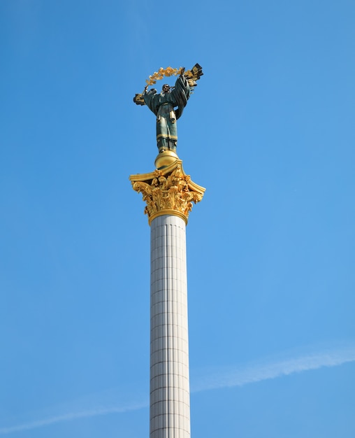 KIEV, OEKRANE - 5 mei 2017: Onafhankelijkheidsmonument is een overwinningskolom op Maidan Nezalezhnosti (Onafhankelijkheidsplein) in Kiev en wordt herdacht aan de onafhankelijkheid van Oekraïne