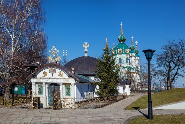 Киевская староместская церковь Святого Николая Мирликийского рядом с Национальным историческим музеем Украины