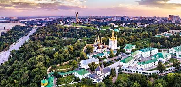 Photo kiev pechersk lavra and the motherland monument. in kyiv, ukraine