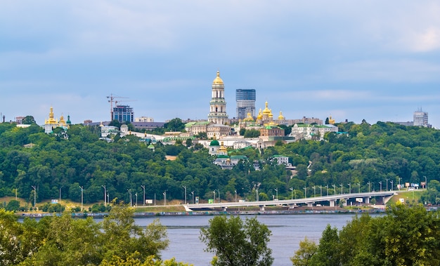 Kiev Pechersk Lavra Orthodox Monastery. Paton Bridge에서 봅니다. 우크라이나