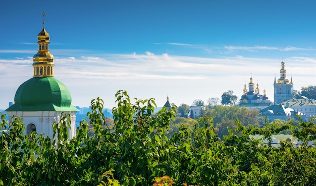 Kiev Pechersk Lavra tegen de blauwe lucht