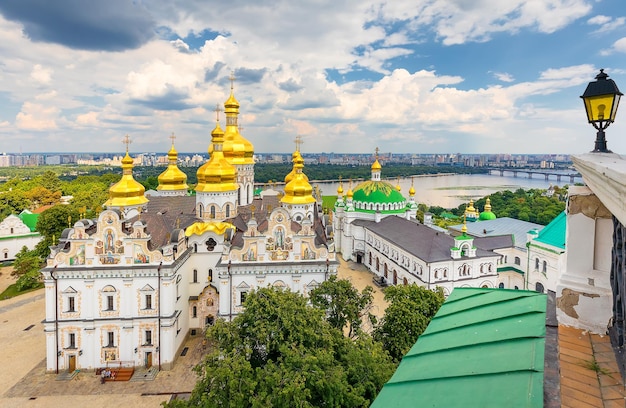 Foto kiev pechersk lavra van bovenaf groen park en kloostergebouwen kiev, oekraïne