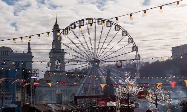 Foto kiev stad historisch centrum podol. winter dag. kontraktova plein. kerst buitenfair, carrousel