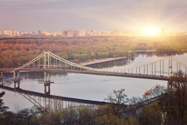 Kiev Stad landschapsmening van de brug van bovenaf Prachtig uitzicht op de rivier de Dnipro