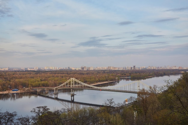 Kiev Stad landschapsmening van de brug van bovenaf Prachtig uitzicht op de rivier de Dnipro