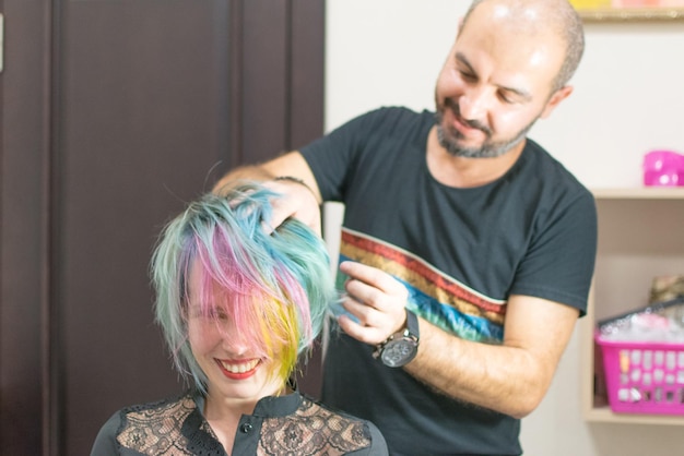 Photo kiev ukraine october 21 2018 hairdresser stylist made coloring of the hair of a woman in the hairdresser's salon