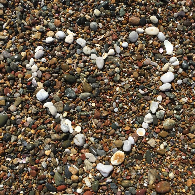 Foto kiezels op het strand in hartvorm gerangschikt