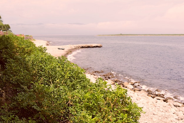 Kiezelsteenstrand aan de kust van de zee van Japan