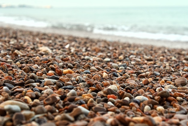 Kiezelstenen en stenen op het strand.