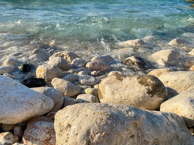 Kiezelstenen en water aan de kust