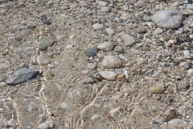 kiezelstenen in zee natuur achtergronden