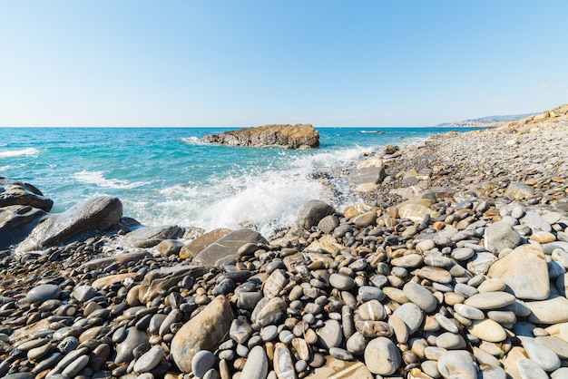 Kiezelstrand met opspattend water