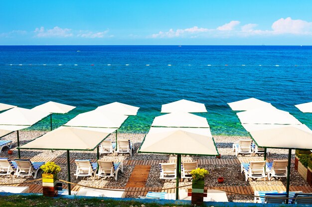 Kiezelstrand met parasols in Kemer, Turkije. Mooie zomerse zeegezicht. Reisbestemming concept