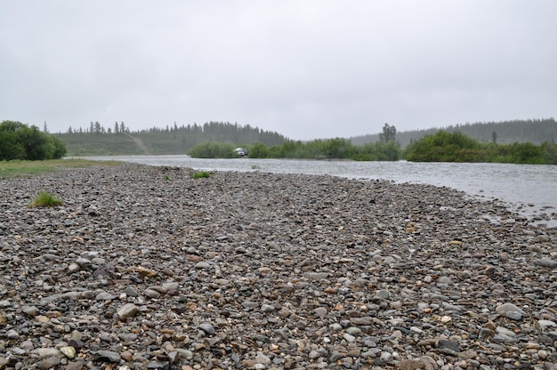 Kiezelstrand van de noordelijke rivier