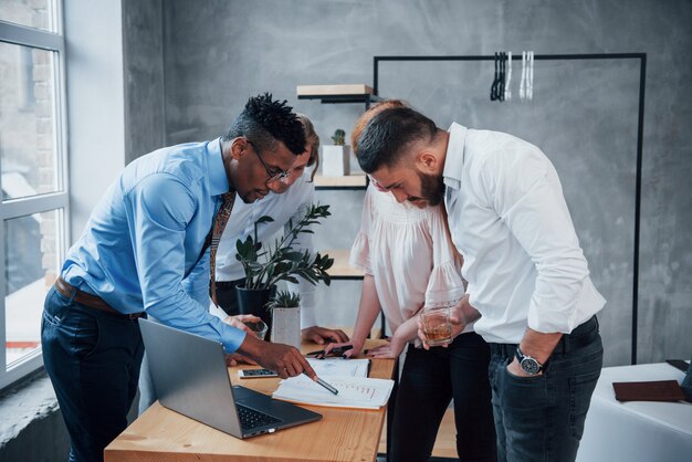 Kijk die grafieken eens. Mooie zakenmensen houden van hun werk en delen hun ideeën met elkaar