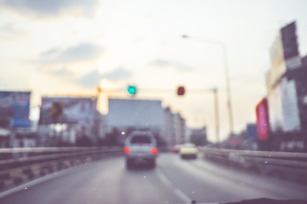 Kijk door raam van auto op snelweg