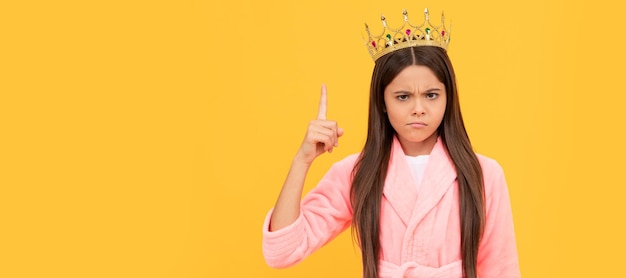 Kijk eens naar dit egoïstische kind dat een diadeem-koningin-kind draagt in knusse nachtkleding Kind-koningin-prinses in kroon horizontaal posterontwerp Banner koptekst kopie ruimte