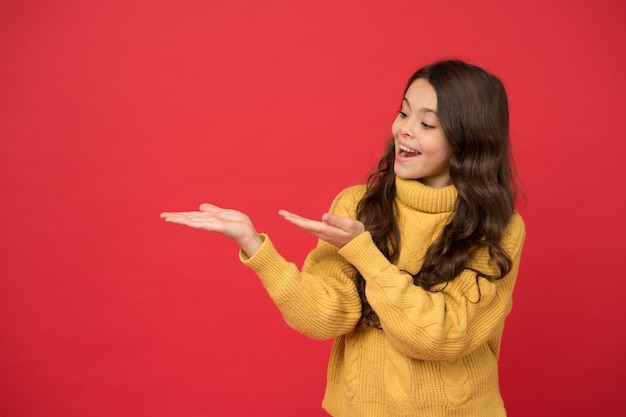 Kijk hier Styling van krullend haar Kapperstip Kid meisje lang gezond glanzend haar Natuurlijke krullen Kid schattig gezicht krullend kapsel Meisje laat lang haar groeien Tiener fashion model Productpresentatie