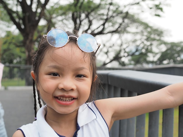 Kijk naar de camera meisje vrouw vrouw persoon mensen kind kijk naar de camera gelukkige glimlach lifestyle fotografie