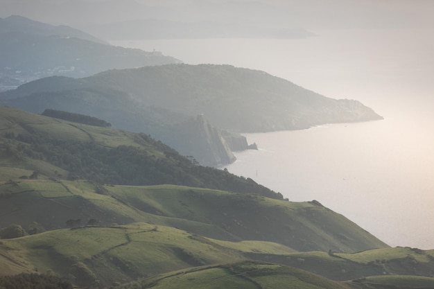 Foto kijk naar de jaizkibel-berg naast de baskische kust tussen hondarribia en pasaia in baskenlandx9