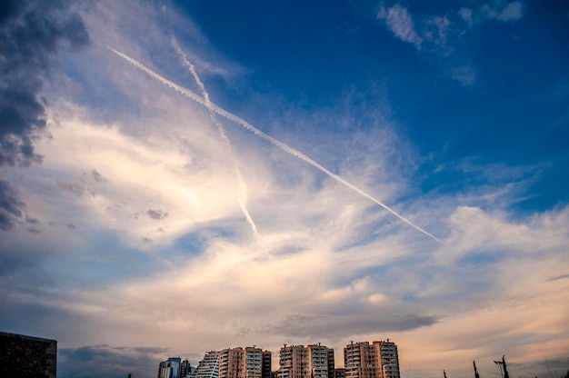 Kijk naar de lucht in de stad valencia spanje