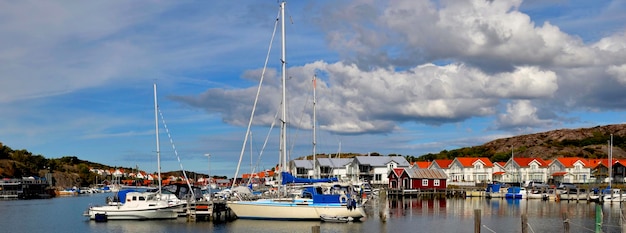 Kijk op zeilboten afgemeerd in de haven in een kleine Zweedse badplaats