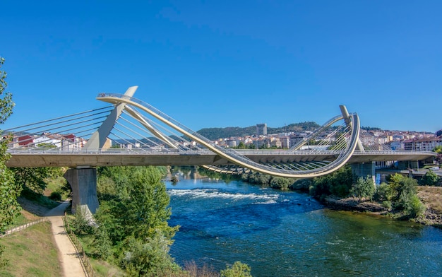 Kijk uit over de moderne brug en de stad Ourense, Spanje