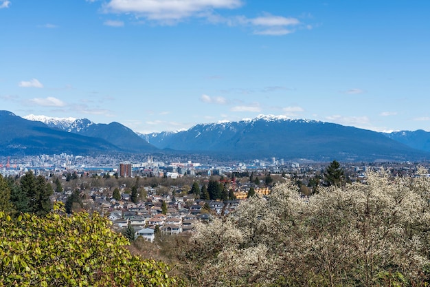 Kijk uit over de stad Vancouver op een zonnige lentedag. Koningin Elizabeth Park, Vancouver, BC, Canada.