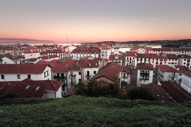 Kijk vanuit het kleine stadje hondarribia naast donostia san sebastian en een van de mooiste steden van heel baskenlandx9