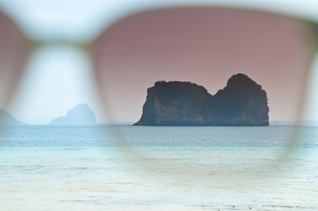 Kijken door een roze zonnebril Phuket Sea Thailand
