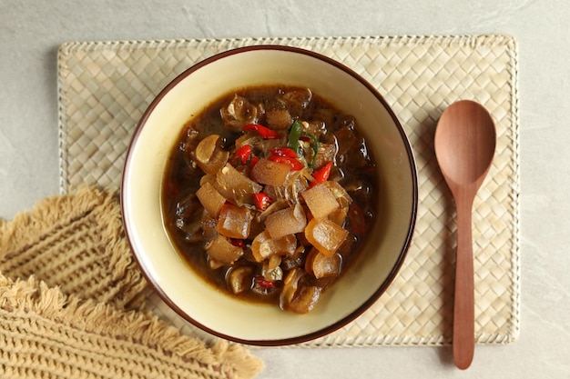 매운 맛의 키킬 또는 소 가죽은 인도네시아 서부 수마트라의 미낭 요리입니다.