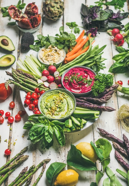 Kikkererwten-bieten-spinazie-hummus dips met verse groenten en groen