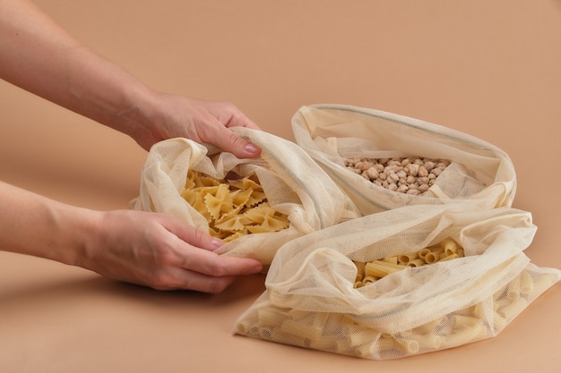 Kikkererwten en pasta in een herbruikbare eco-tas van stof