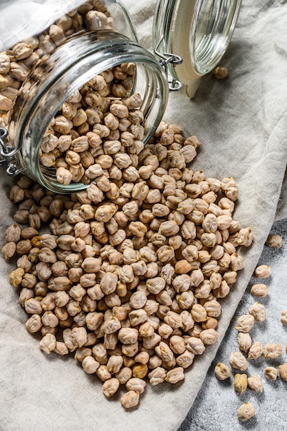 Kikkererwten. gezond vegetarisch eten. grijze achtergrond. bovenaanzicht