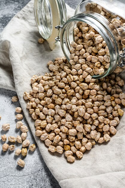 Foto kikkererwten. gezond vegetarisch eten. grijze muur. bovenaanzicht