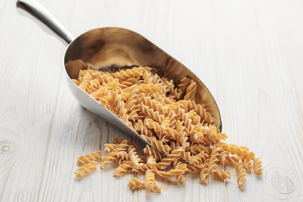 Kikkererwtenboon fusilli pasta op een houten ondergrond